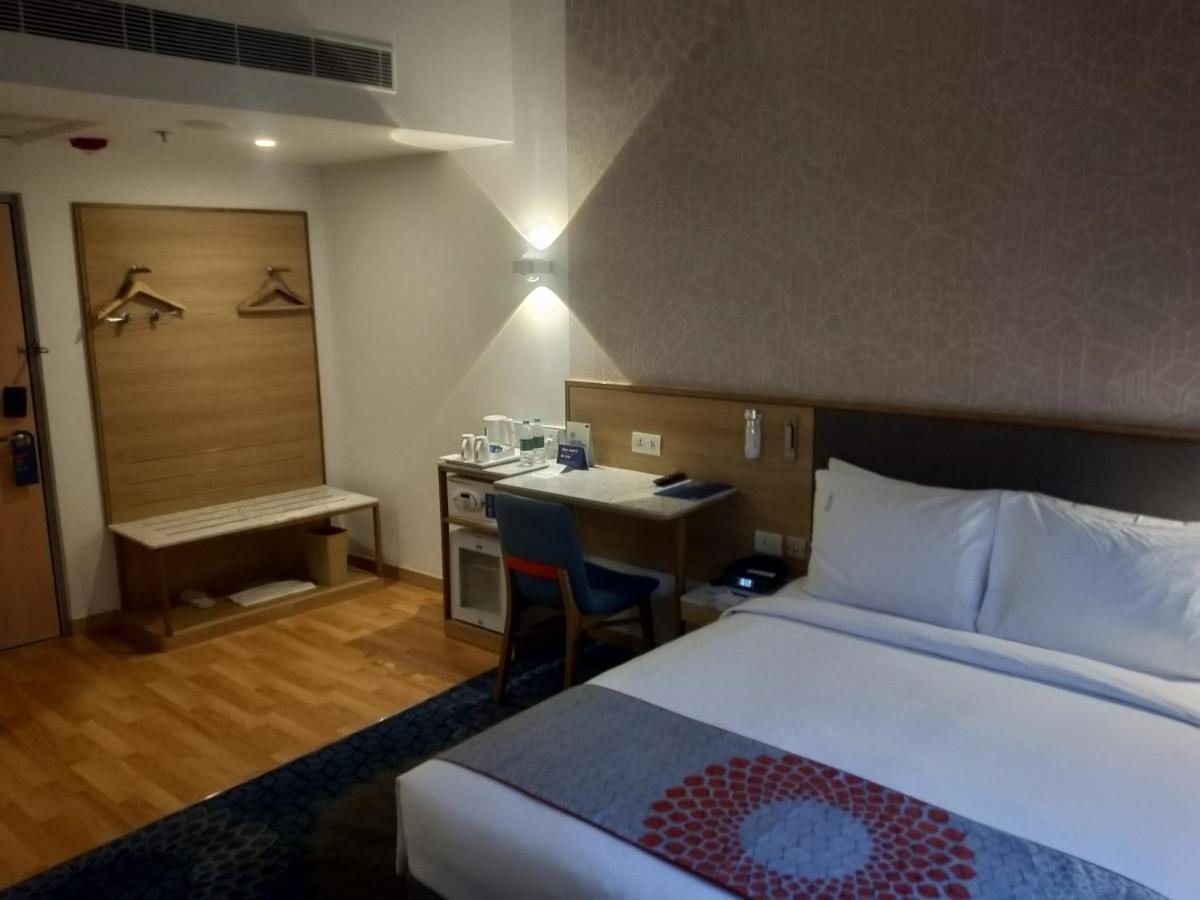 Holiday Inn Express Gurugram Sector 50 By Ihg Gurgaon Exterior foto
