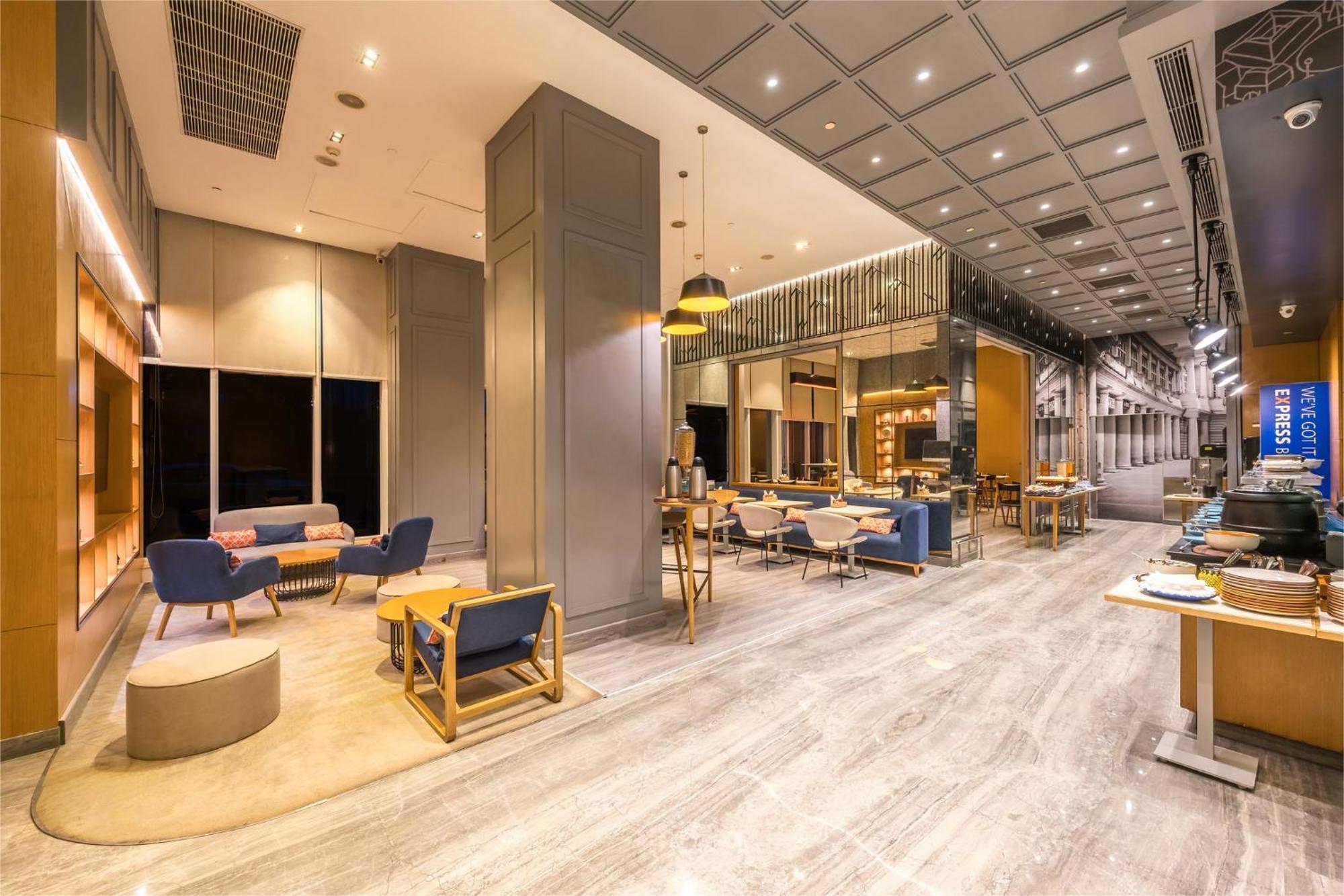 Holiday Inn Express Gurugram Sector 50 By Ihg Gurgaon Exterior foto
